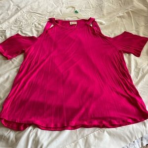 Cold shoulder style tunic, would look great with leggings!